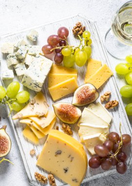 Üzüm, incir ve fındık ile peynir tabağı. 