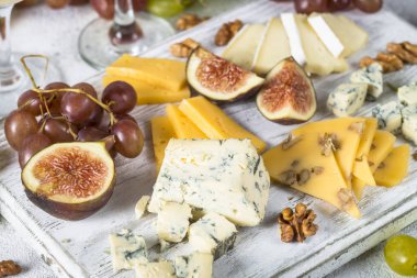 Üzüm, incir ve fındık ile peynir tabağı. 
