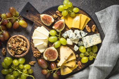 Üzüm, incir ve fındık ile peynir tabağı. 