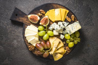 Üzüm, incir ve fındık ile peynir tabağı. 