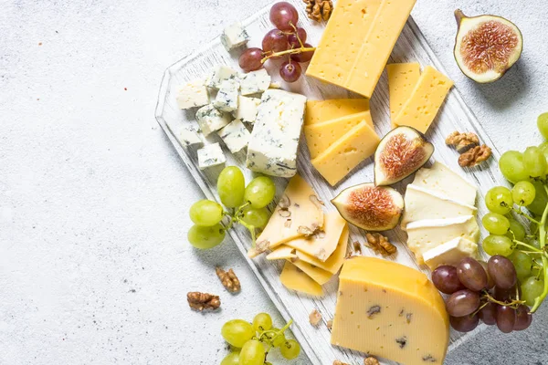 Kaas plaat met druiven, vijgen en noten. — Stockfoto
