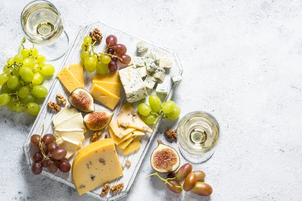 Сырная тарелка с виноградом, инжиром и орехами . — стоковое фото