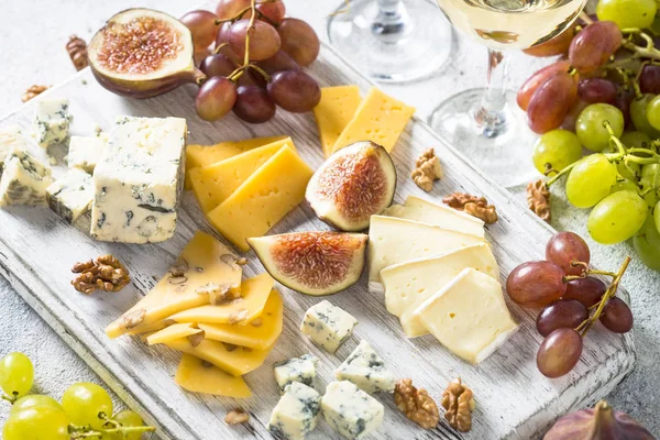 Kaas plaat met druiven, vijgen en noten. — Stockfoto