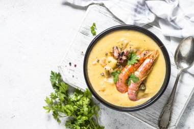 Deniz ürünleri ve karides karides çorbası çorba. 