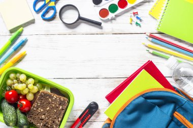 Geri okul kavramı. İleti örneği ve sırt çantası ile öğle yemeği kutusu.