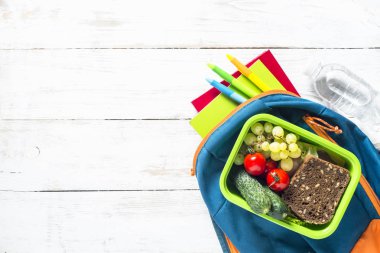 Geri okul kavramı. İleti örneği ve sırt çantası ile öğle yemeği kutusu.