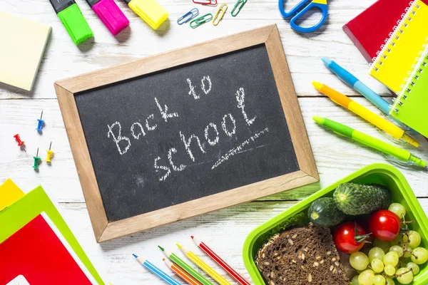 Retour à l'école. Boîte à lunch avec papeterie et sac à dos . — Photo