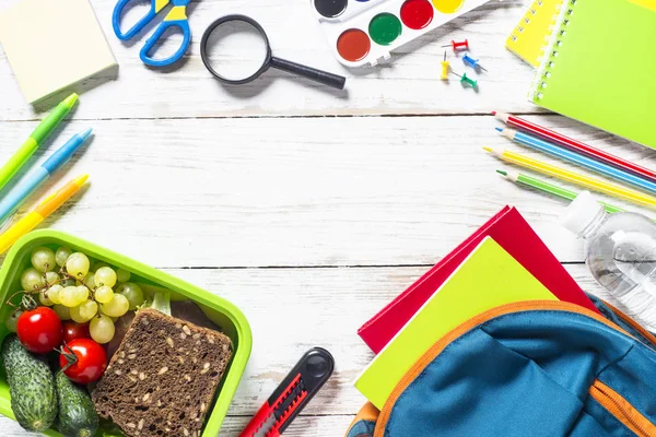 Torniamo al concetto di scuola. Scatola pranzo con cancelleria e zaino . — Foto Stock