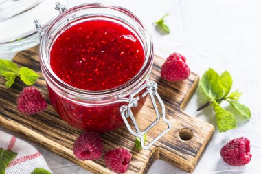 Cam kavanozda çilek reçeli. 