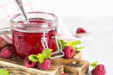 Cam kavanozda çilek reçeli. 