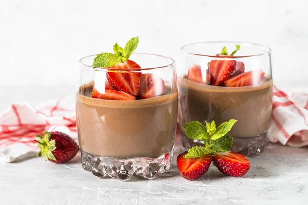 Csokoládé desszert tejszínhabbal és üveg eper. — Stock Fotó