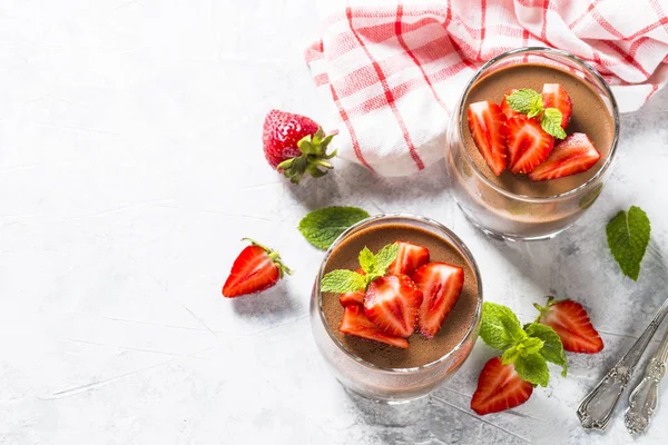 Chocolate dessert of whipped cream and strawberries in glass. — Stock Photo, Image