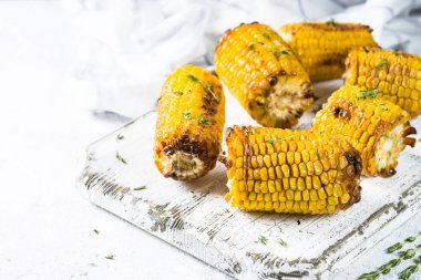 Baharat beyaz tahta üzerinde ızgara Mısır.