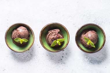 Beyaz çikolatalı dondurma üstten görünüm.