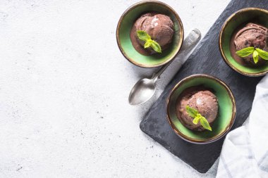 Beyaz çikolatalı dondurma üstten görünüm.