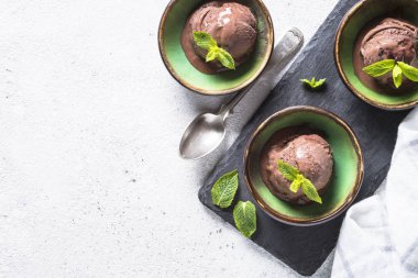 Beyaz çikolatalı dondurma üstten görünüm.