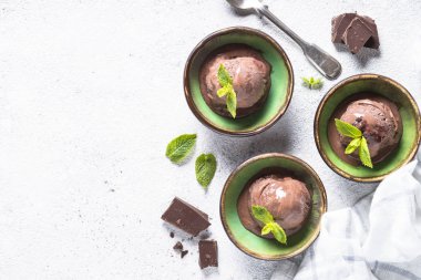 Beyaz çikolatalı dondurma üstten görünüm.