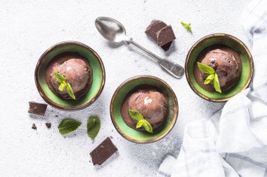 Beyaz çikolatalı dondurma üstten görünüm.