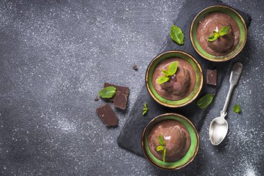 Siyah çikolatalı dondurma üstten görünüm.