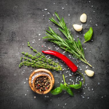 Baharat otlar ve Yeşiller siyah üstten görünüm üzerinde seçim. 