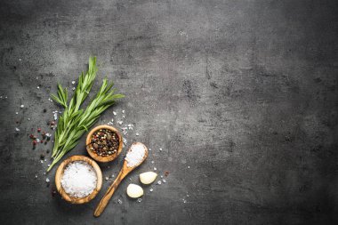 Baharat otlar ve Yeşiller siyah üstten görünüm üzerinde seçim. 