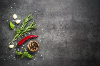 Baharat otlar ve Yeşiller siyah üstten görünüm üzerinde seçim. 