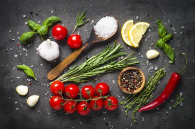 Arka plan üzerinde siyah üstten görünüm food yemek.