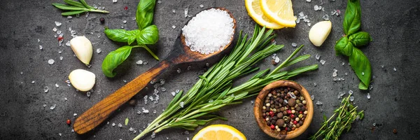 Selección de especias hierbas y verduras en negro vista superior . — Foto de Stock