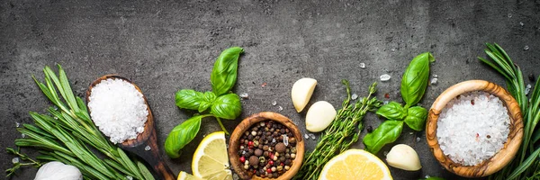 Selección de especias hierbas y verduras en negro vista superior . — Foto de Stock