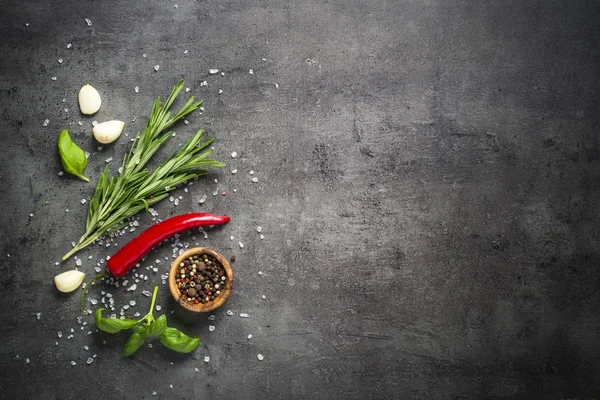 Baharat otlar ve Yeşiller siyah üstten görünüm üzerinde seçim. 