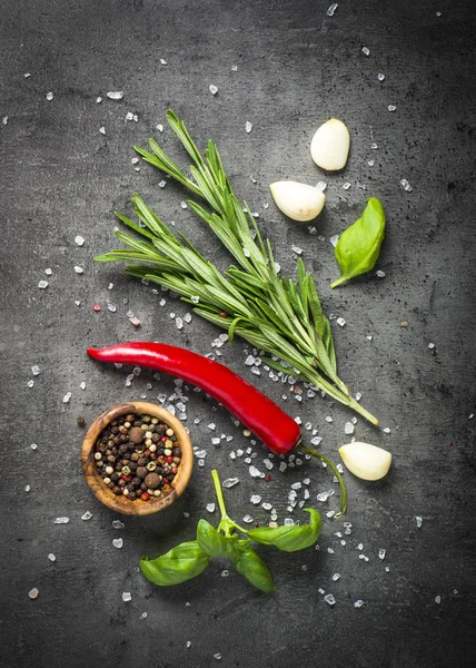Valg av krydderurter og grønnsaker på svart topp . – stockfoto