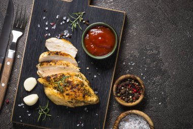 Tavuk biftek ketçap sosu en iyi manzaralı.