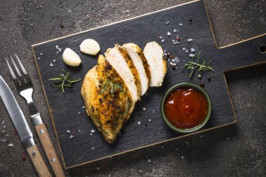 Tavuk biftek ketçap sosu en iyi manzaralı.