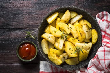 Otlar üstten görünüm ile fırında patates.