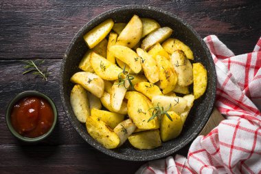 Otlar üstten görünüm ile fırında patates.