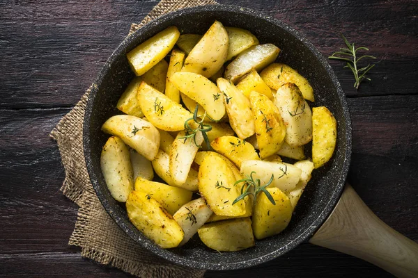 Bakad potatis med örter ovanifrån. — Stockfoto