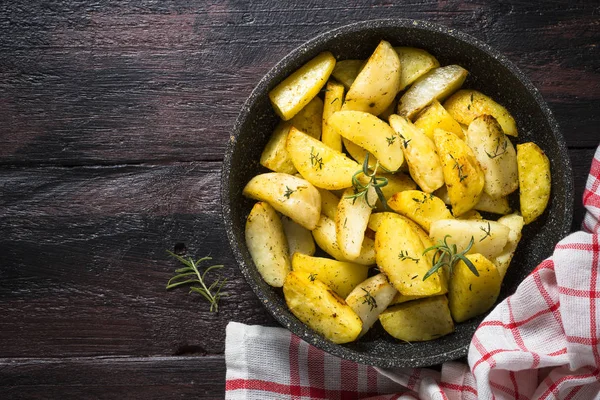 Bakad potatis med örter ovanifrån. — Stockfoto