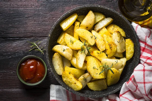 Bakad potatis med örter ovanifrån. — Stockfoto