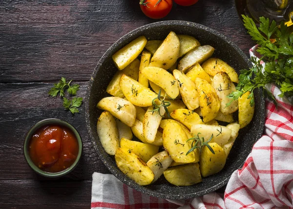 Pečené brambory s bylinkami pohled shora. — Stock fotografie