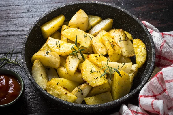 Bakad potatis med örter i pannan. — Stockfoto