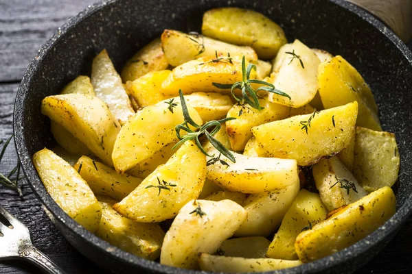 Batata assada com ervas na panela . — Fotografia de Stock