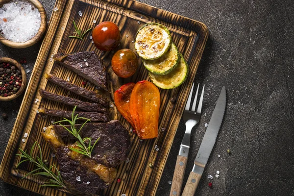 Grill Étel Étlap Grillezett Marhahús Steak Ribeye Zöldségekkel Vágódeszka Szemközti — Stock Fotó