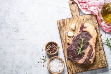 Sığır eti biftek antrikot otlar ve baharatlar en iyi manzaralı.