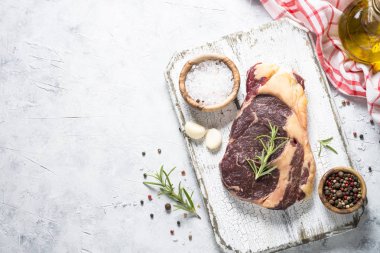 Sığır eti biftek antrikot otlar ve baharatlar en iyi manzaralı.