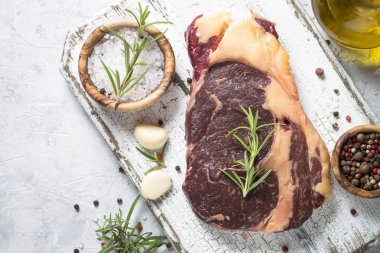 Sığır eti biftek antrikot otlar ve baharatlar en iyi manzaralı.