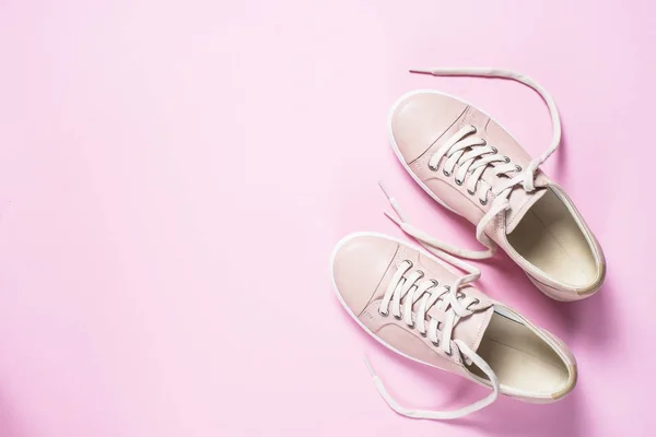 Kvinna mode rosa skor på rosa bakgrund. — Stockfoto