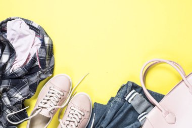 Kadın moda pembe bez üzerinde sarı arka plan belirleme.