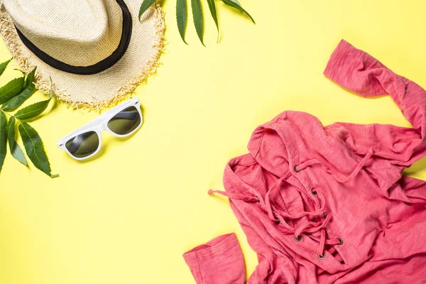 Conjunto de tela de verano para mujer - sombrero, top y gafas de sol en amarillo — Foto de Stock