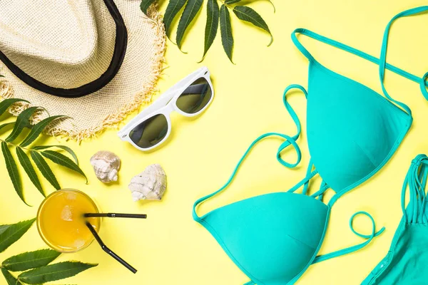 Conjunto de tela de playa de verano mujer - sombrero, traje de baño y gafas de sol en y — Foto de Stock