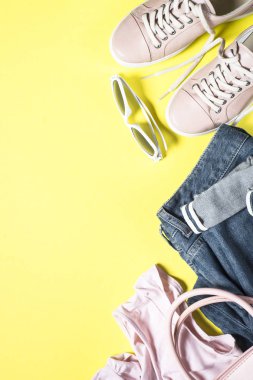 Kadın moda pembe bez üzerinde sarı arka plan belirleme.